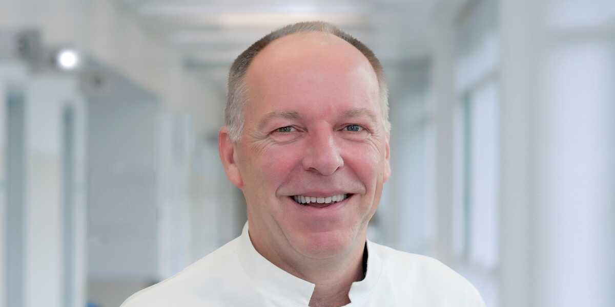 Porträt von Prof. Dr. med. Michael Forsting im weißen Kittel
