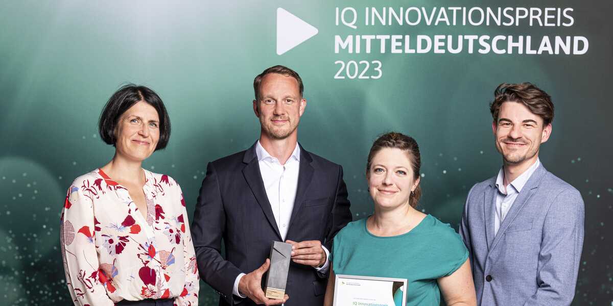 IQ Innovationspreis Halle 2023:  (v.l.)  Dr. Sabine Odparlik (Stadt Halle (Saale)), Christoph Sichting, Tanja Rüdinger (beide point  electronic GmbH), Steve Laubenstein (Halle Startup Partner e.V.) (Bildnachweis: Guido Werner)