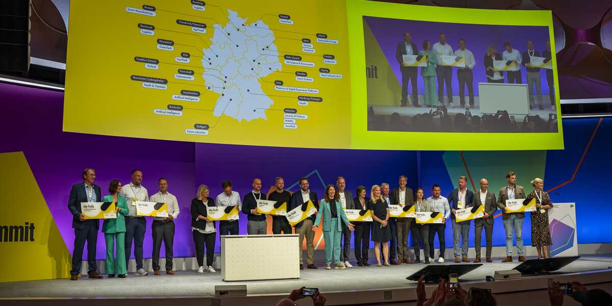Neue de:hubs on stage beim Startup Germany Summit Neue de:hubs on stage beim Startup Germany Summit